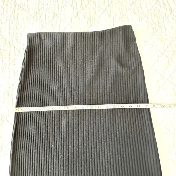 Zara Elegant Black Ribbed Skirt - Picture 7 of 7